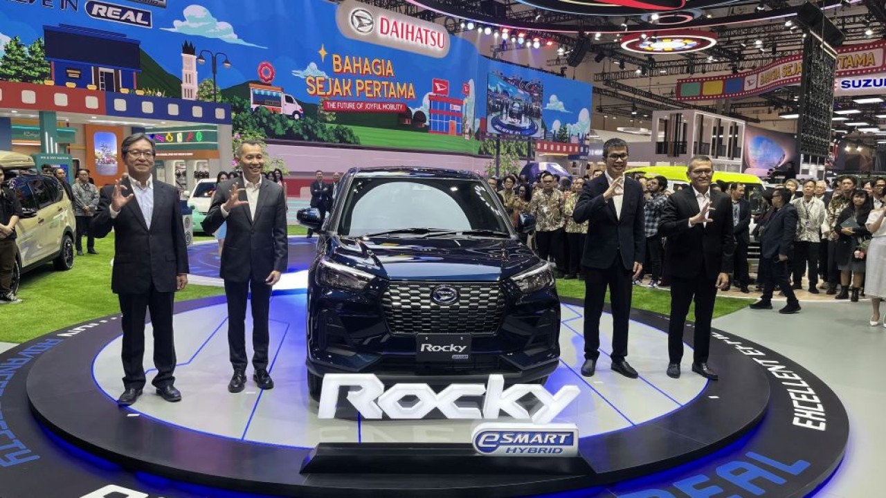 Daihatsu memperkenalkan Rocky e-Smart Hybrid di ajang GIIAS 2025. (Foto: Istimewa/Adiantoro/NTV)
