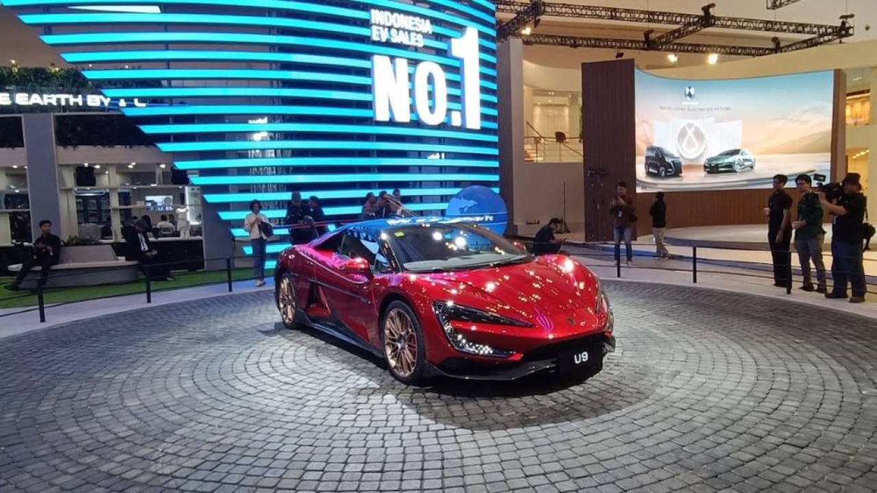 Booth DENZA di GIIAS 2025 menampilkan mobil listrik mewah Yangwang U9. (Foto: Adiantoro/NTV)