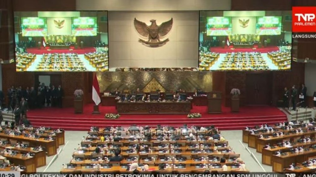 Rapat paripurna ke-25 DPR RI membahas pengesahan 9 calon anggota unsur pengarah penanggulangan bencana dari masyarakat profesional