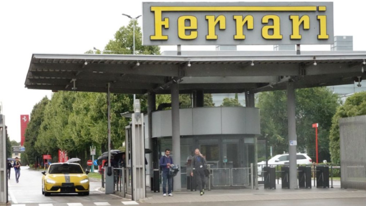 Ferrari tampaknya sedang mempelajari Xiaomi SU7 di kantor pusatnya di Italia. (Foto: Istimewa via Carscoops)