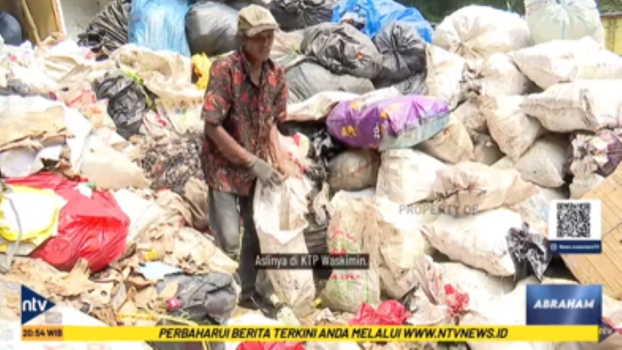 Selamet seorang pemulung di Kampung Pemulung Gasong di Jakarta saat ditemui Tim program Abraham Nusantara TV