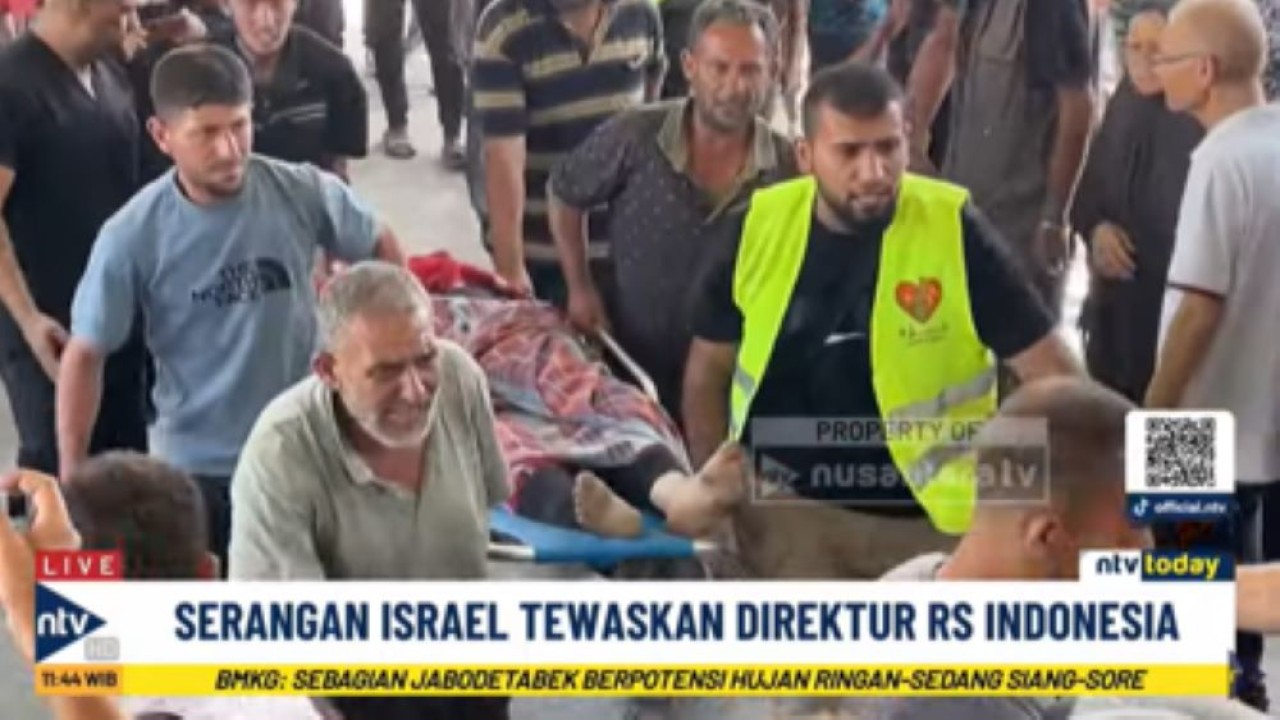 Warga Gaza membawa jasad Direktur RS Indonesia di Gaza dr. Marwan Al-Sultan ke RS Al-Shifa