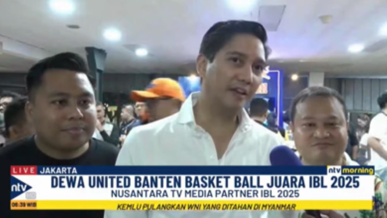 Ketua Umum PP Perbasi, Budisatrio Djiwandono (tengah) bersama Direksi Nusantara TV, Dimpos Tampubolon (kanan) dan Tommy William Tampubolon usai laga final IBL 2025