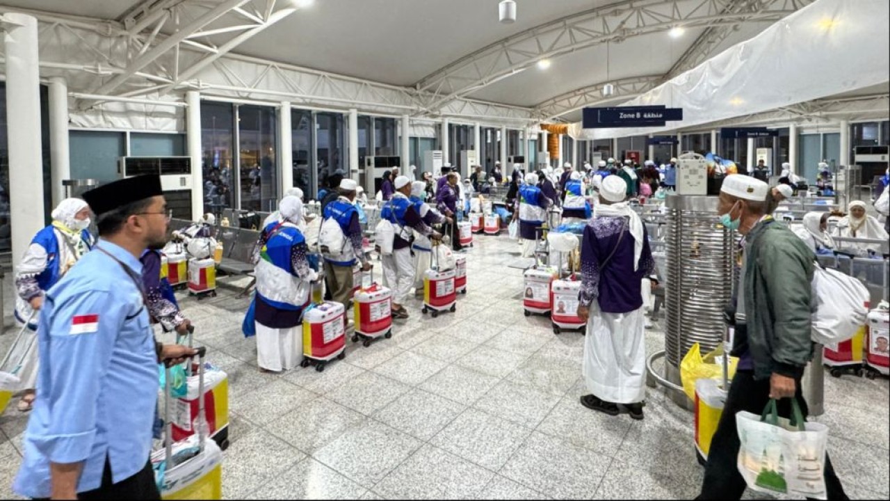 Jemaah haji KJT28 di Bandara AMAA Madinah. (Foto: Istimewa/Kemenag)