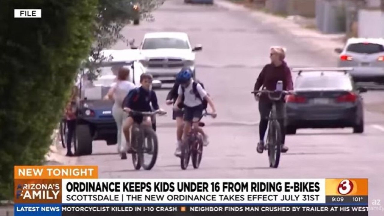 Kecelakaan yang melibatkan sepeda dan sepeda motor listrik telah mengakibatkan cedera serius.(Foto: Tangkapan layar)