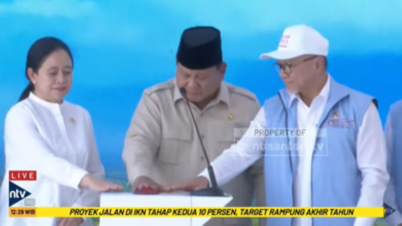 Presiden Prabowo Subianto didampingi Ketua DPR Puan Maharani, Menko Bidang Pangan Zulkifli Hasan dan sejumlah pimpinan lembaga meresmikan peluncuran Koperasi Desa Merah Putih