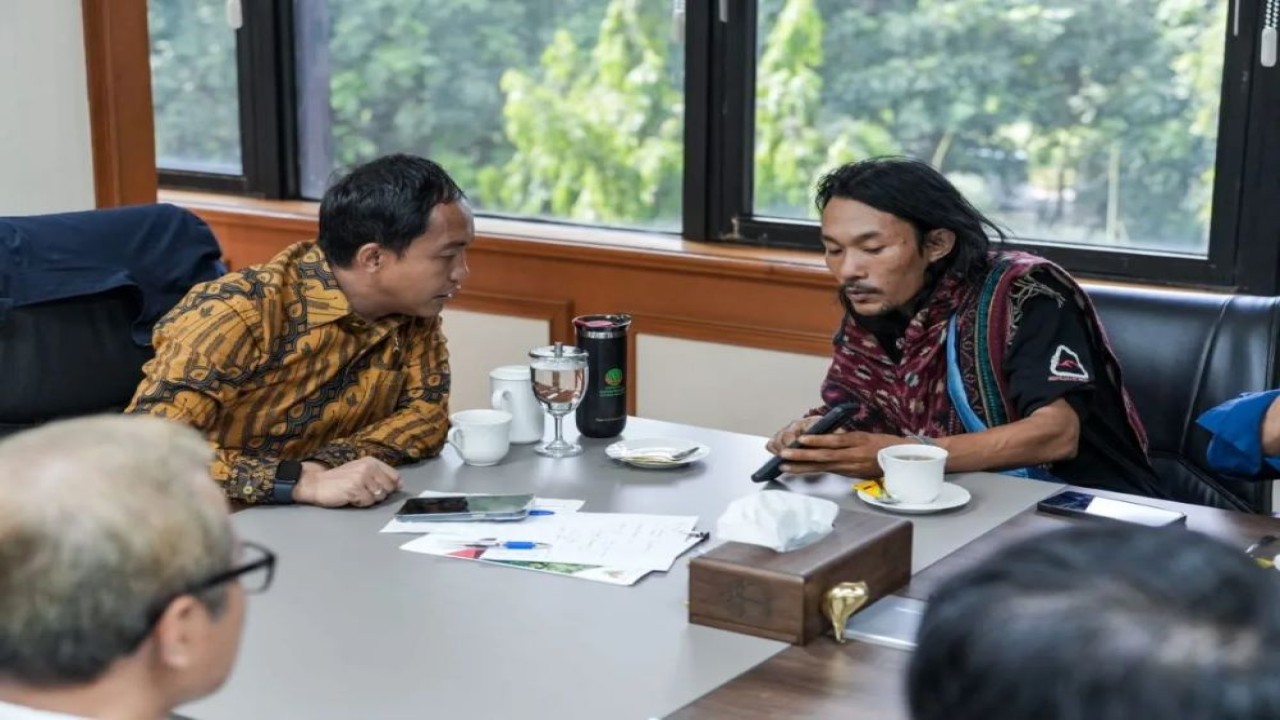 (Kiri) Menteri Kehutanan (Menhut) Raja Juli Antoni saat melakukan rapat dan diskusi terkait evaluasi pendakian, di Jakarta, Rabu (2/7/2025). (ANTARA/HO-Kemenhut RI)