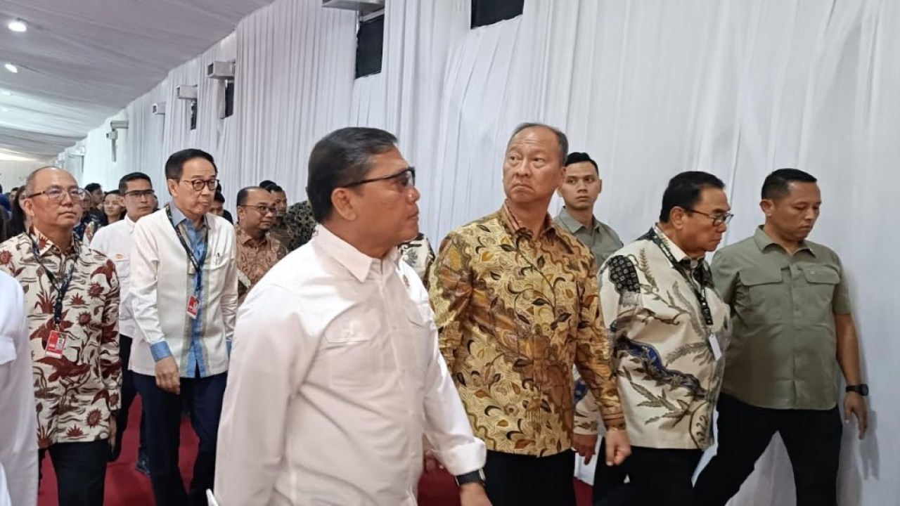 Menteri Perindustrian (Menperin) Agus Gumiwang Kartasasmita meninjau pameran otomotif GIIAS 2025. (Foto: Adiantoro/NTV)
