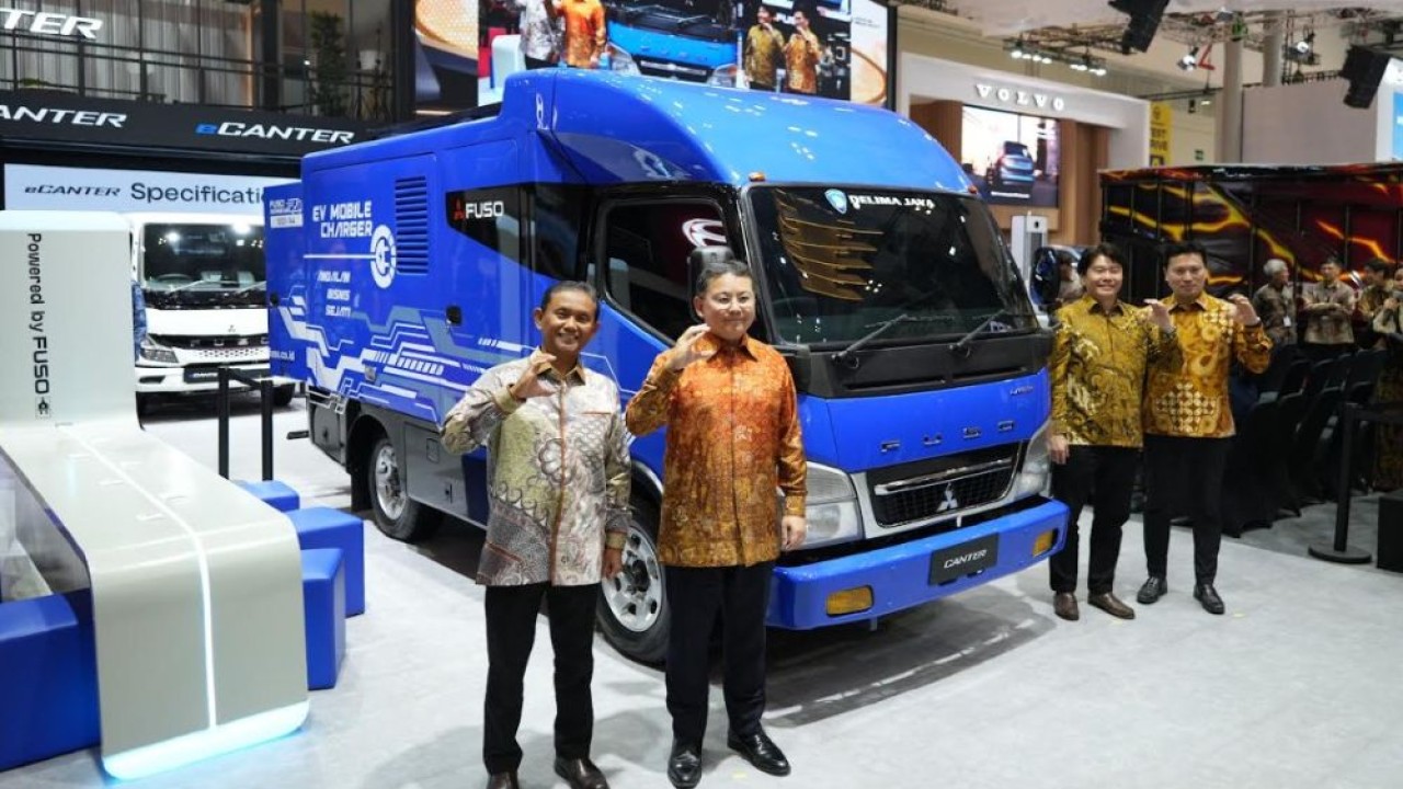 Mitsubishi Fuso menghadirkan truk Mobile Charging eCanter dan Tractor Head baru di GIIAS 2025. (Foto: Istimewa)