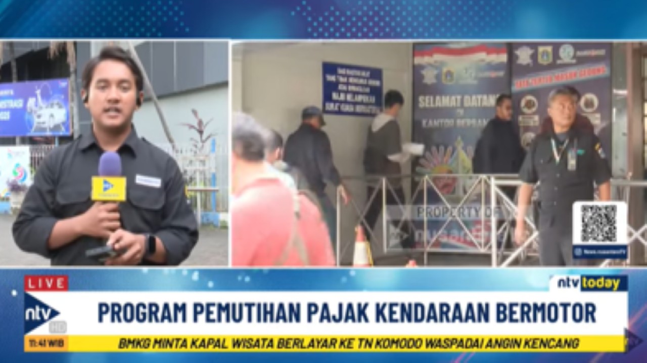 Masyarakat mendatangi Samsat Jakarta Timur untuk membayar pajak kendaraan mereka