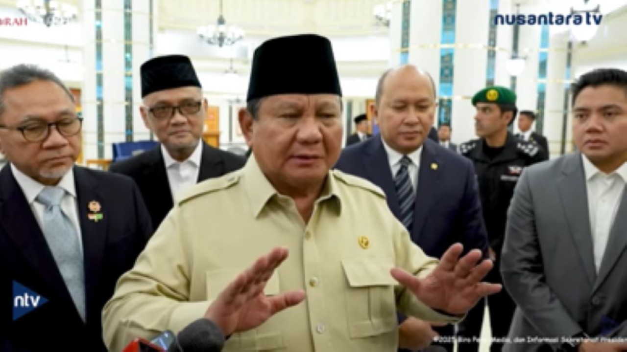 Presiden Prabowo Subianto memberikan keterangan pers usai bertemu dengan Putra Mahkota sekaligus Perdana Menteri Arab Saudi Pangeran Mohammed bin Salman bin Abdulaziz Al Saud (MBS)