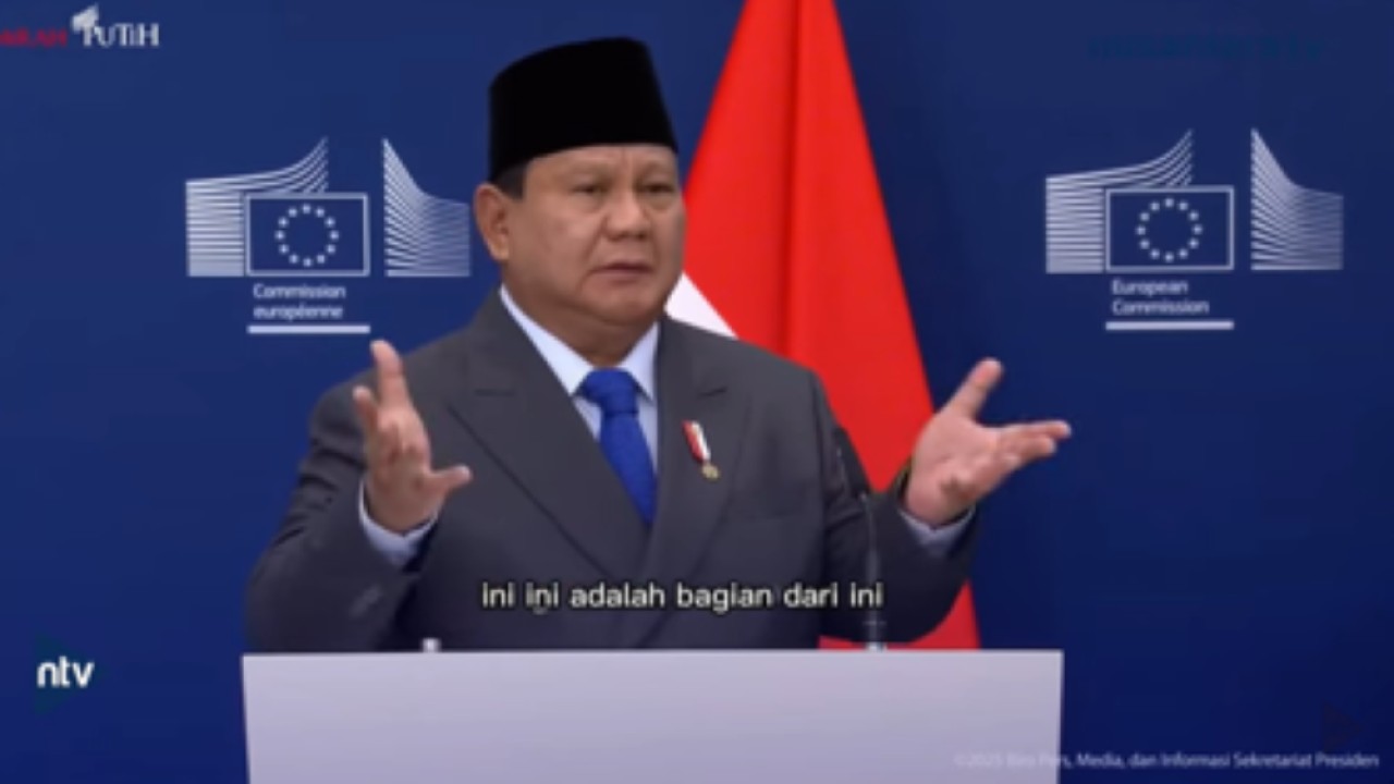 Presiden Prabowo Subianto menjawab pertanyaan pers usai menyampaikan pernyataan bersama Presiden Komisi Eropa Ursula von der Leyen di markas Komisi Eropa