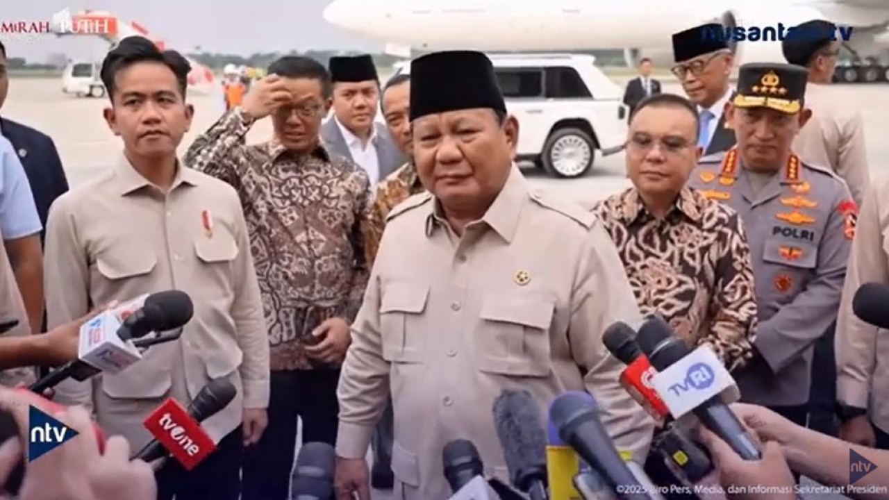 Presiden Prabowo Subianto memberikan keterangannya kepada awak media di Pangkalan TNI AU Halim Perdanakusuma, Jakarta, pada Rabu, 16 Juli 2025. (Foto: Tangkapan layer)