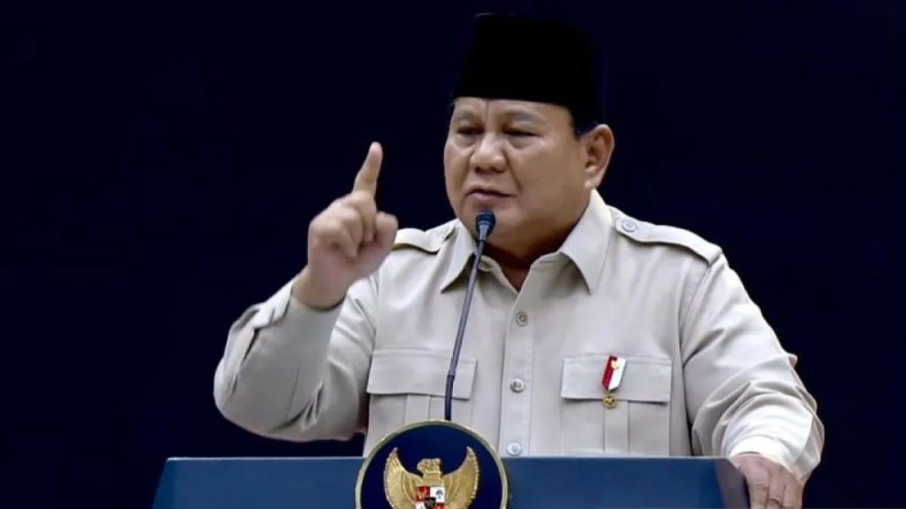 Presiden Prabowo Subianto berpantun untuk Ketua Umum PSI Kaesang Pangarep saat acara penutupan Kongres PSI Tahun 2025 di Surakarta, Jawa Tengah, Minggu (20/7/2025). (Foto: ANTARA/HO-Dokumentasi PSI)