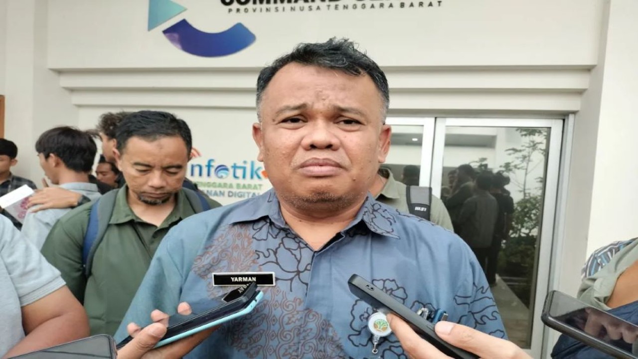 Kepala Balai TNGR Yarman melakukan sesi wawancara cegat di Kantor Gubernur NTB, Mataram, Nusa Tenggara Barat, Kamis (3/6/2025). ANTARA/Sugiharto Purnama