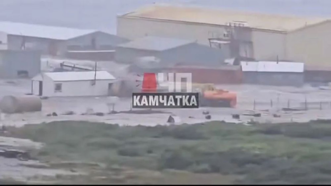 Semenanjung Kamchatka di Rusia Timur dilanda tsunami setinggi 4 meter setelah gempa bumi dahsyat berkekuatan magnitudo 8,7/ist