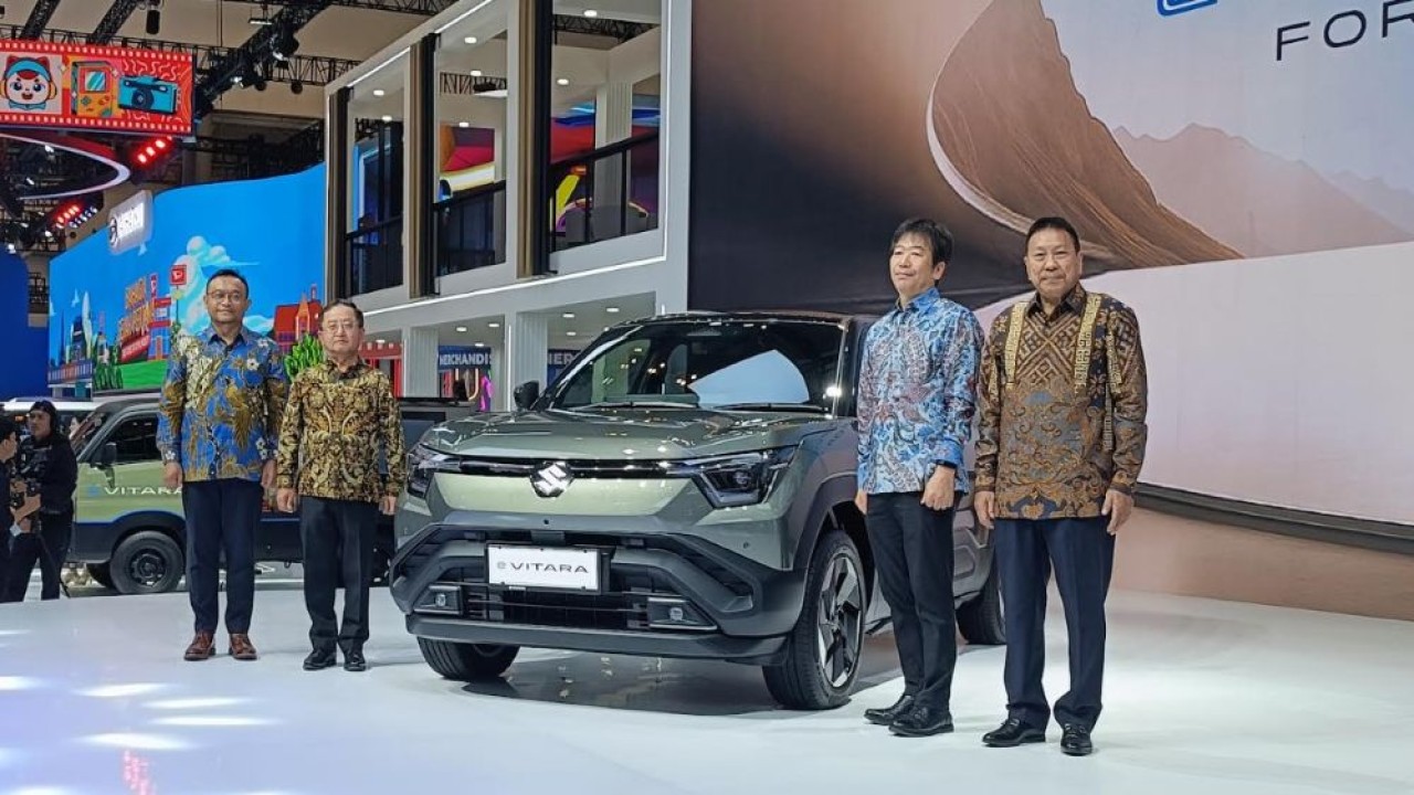 PT Suzuki Indomobil Sales (SIS) resmi mengungkap kendaraan listrik terbarunya, eVITARA di GIIAS 2025. (Foto: Adiantoro/NTV)