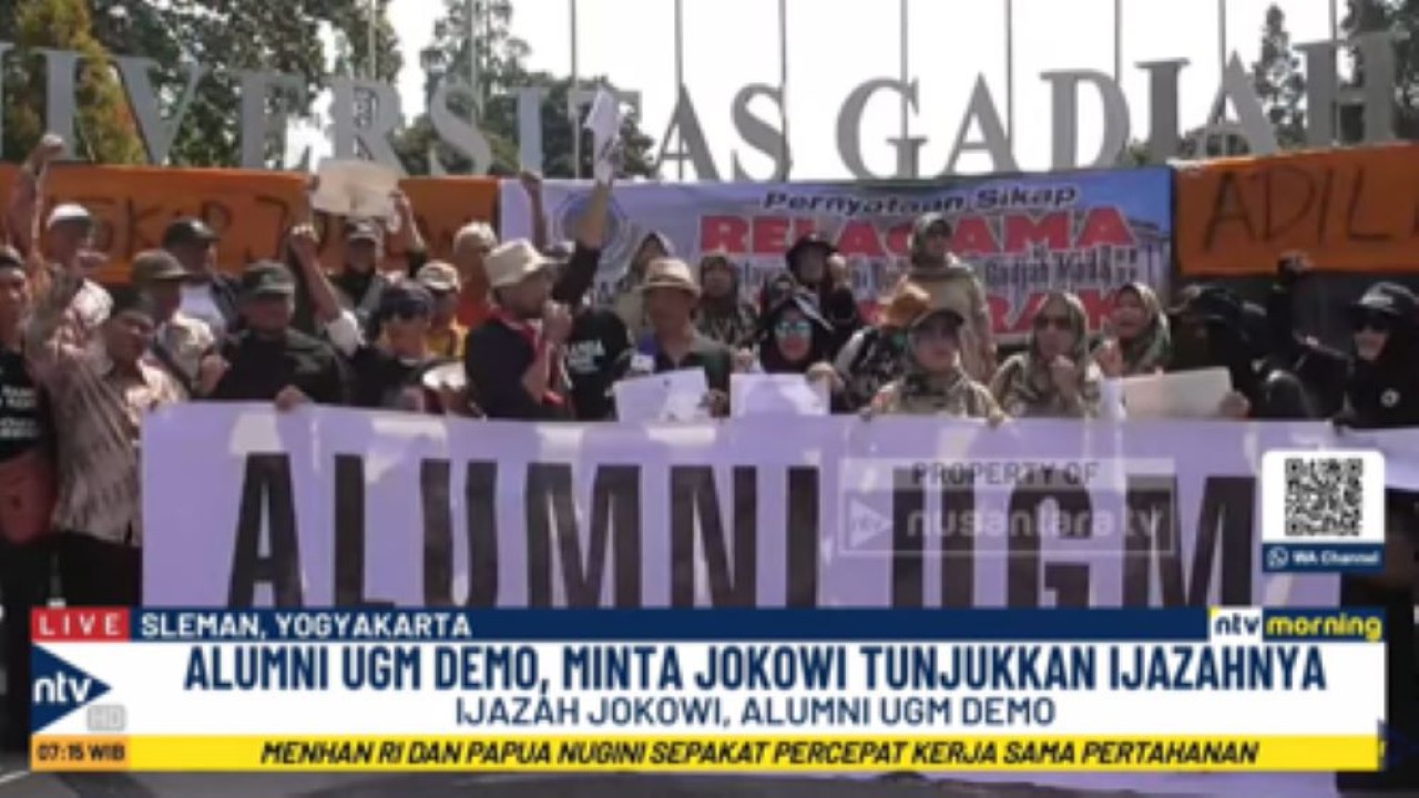 Puluhan orang alumni UGM menggelar aksi unjuk rasa Relagama Bergerak menuntut UGM dan Jokowi menyelesaikan kasus dugaan ijazah palsu
