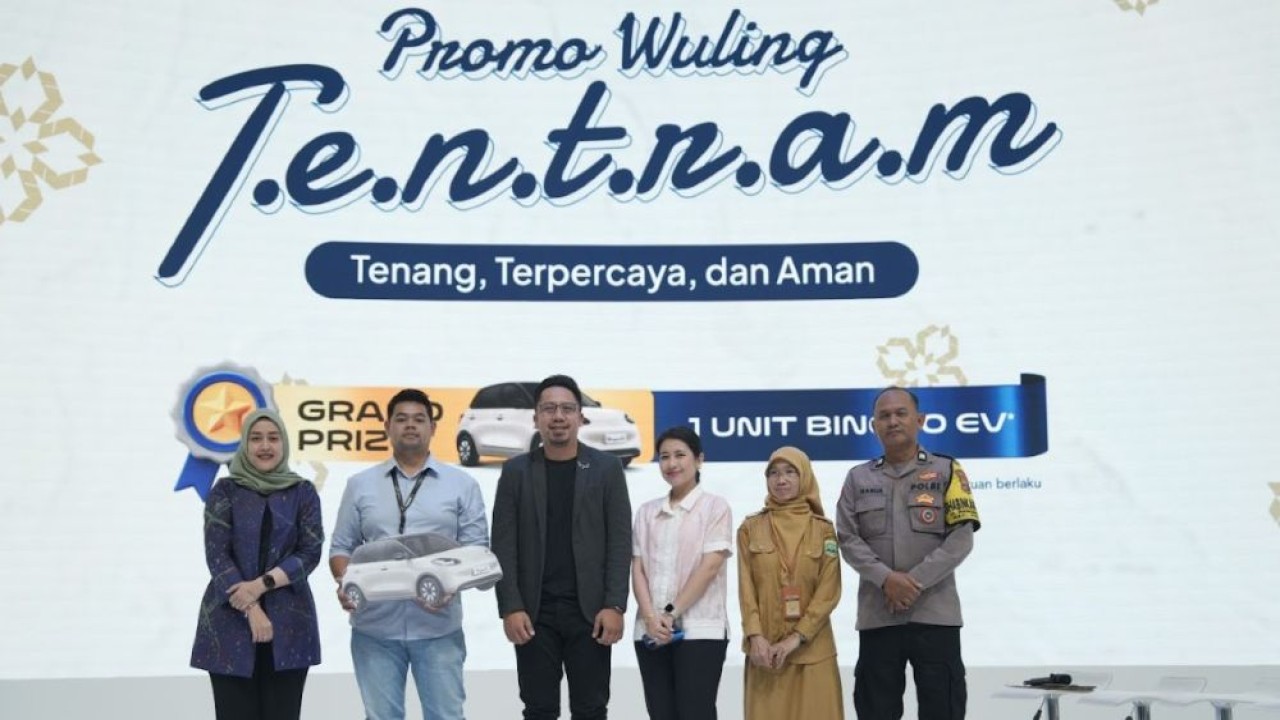 Wuling mengumumkan Devina Indra Syahbunan dari Wuling Bekasi Barat sebagai pemenang Grand Prize program "T.E.N.T.R.A.M". (Foto: Istimewa)