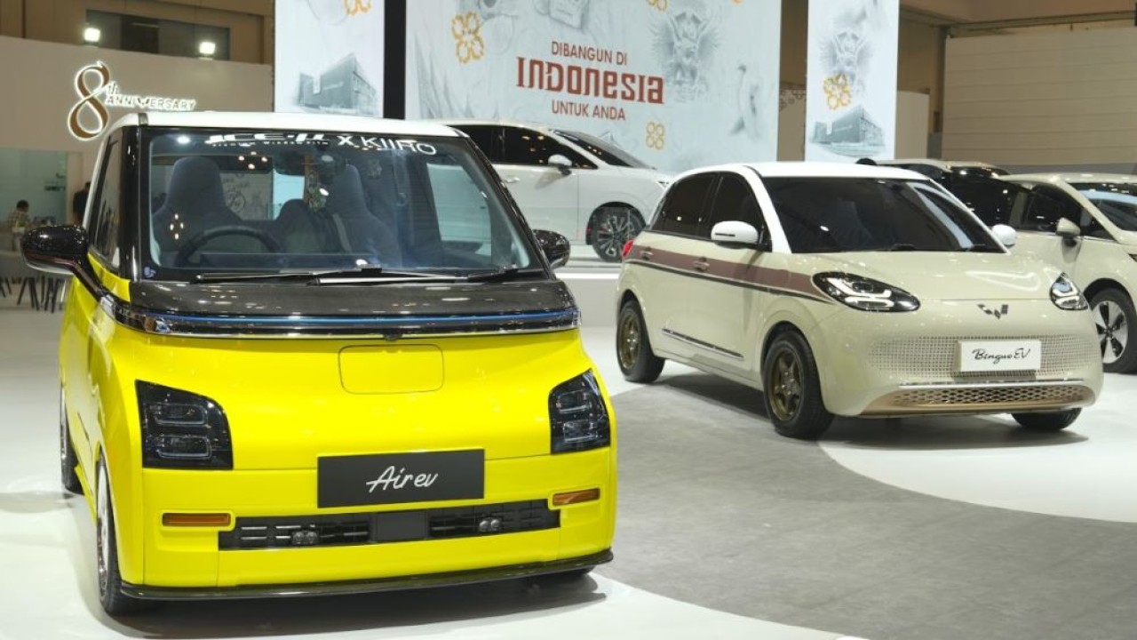 Wuling menghadirkan dua unit mobil listrik milik konsumen yang telah dipersonalisasi, yakni Air ev dan BinguoEV. (Foto: Istimewa)