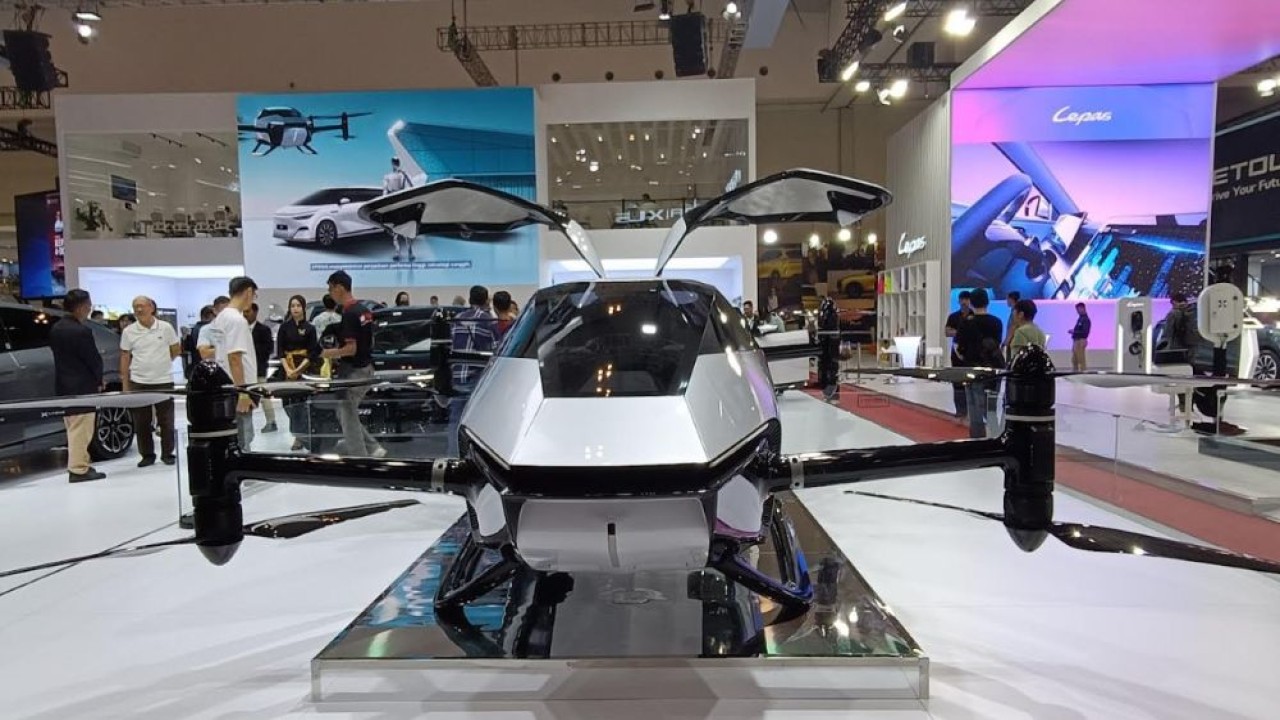 Xpeng menghadirkan mobil terbang, Xpeng X2, di GIIAS 2025. (Foto: Adiantoro/NTV)