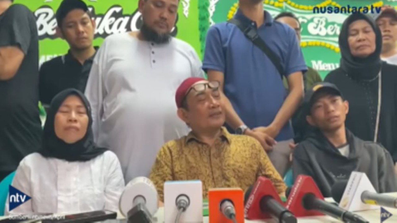 Kedua orang tua dan kakak almarhum Affan Kurniawan