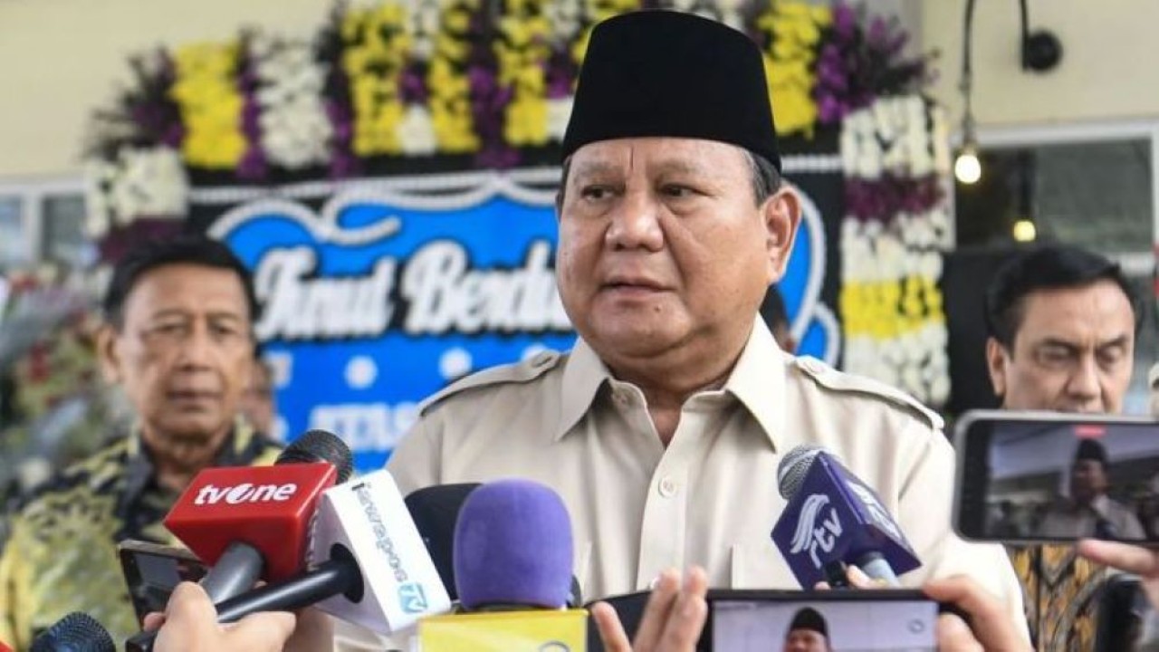 Arsip - Presiden Prabowo Subianto memberikan keterangan kepada media usai melayat Menteri Koordinator Ekonomi, Keuangan, dan Industri (Menko Ekuin) periode 1999-2000 Kwik Kian Gie di Rumah Duka Sentosa, Jakarta,. Kamis, 7 Agustus 2025. (Antara)