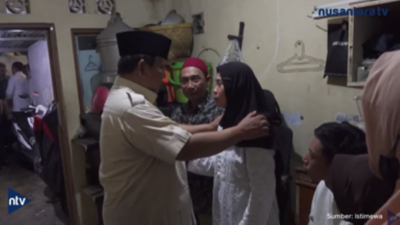 Presiden Prabowo Subianto berbincang dengan kedua orang tua almarhum Affan Kurniawan