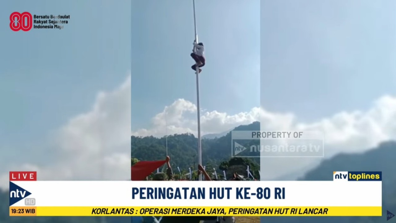 Aksi heroik bocah SD di Lampun Selatan, memanjat tiang setinggi hampir 8 meter demi selamatkan bendera Merah Putih.