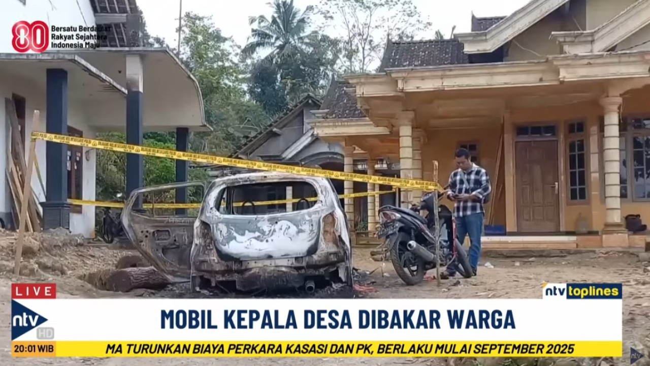 Seorang warga diduga mengalami gangguan kejiwaan nekat membakar mobil dan sepeda motor milik perangkat desa.