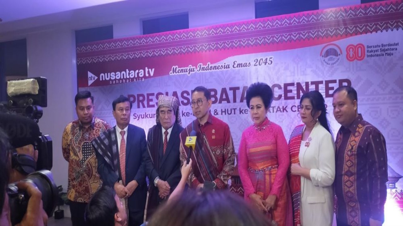 Menteri Kebudayaan Fadli Zon memberikan keterangan pers didampingi Ketua Umum Batak Center Sintong M Tampubolon, Presiden Komisaris NT Corp Nurdin Tampubolon beserta istri Lince Berliana Tobing dan Direksi NT Corp Dimpos Tampubolon dan Tommy William Tampubolon
