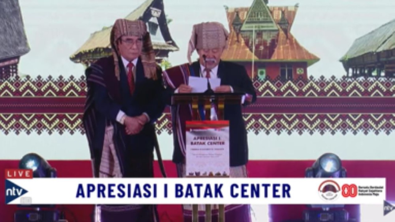 Sekjen Batak Center Drs Jerry S Sirait membacakan Manifesto Kebudayaan Batak Center