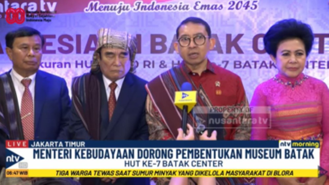 Menbud Fadli Zon memberikan keterangan pers didampingi Ketua Umum Batak Center Sintong M Tampubolon, Presiden Komisaris NT Corp Nurdin Tampubolon (kiri) beserta istri Lince Berliana Tobing
