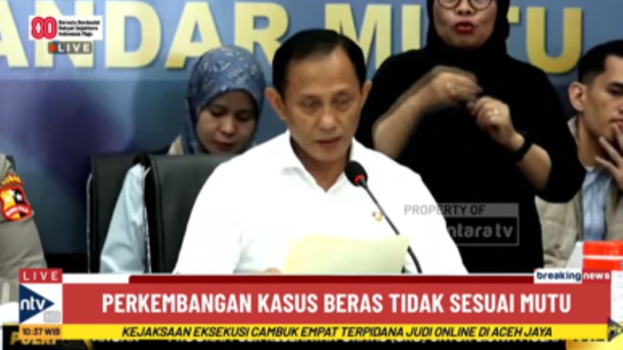 Direktur Tindak Pidana Ekonomi Khusus Bareskrim Polri, Brigjen Helfi Assegaf dalam jumpa pers