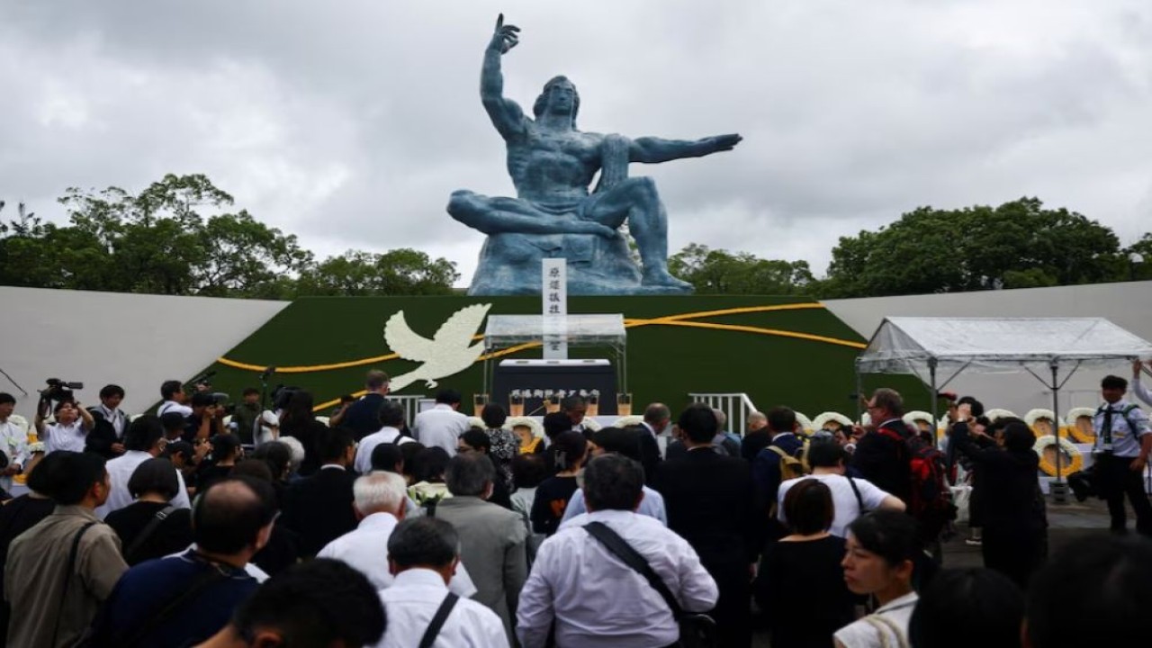 Warga berdoa untuk para korban bom atom di depan Patung Perdamaian Nagasaki pada peringatan 80 tahun pengeboman kota tersebut, di Taman Perdamaian Nagasaki di Nagasaki, Jepang barat daya, 9 Agustus 2025. (Foto: REUTERS/Issei Kato)