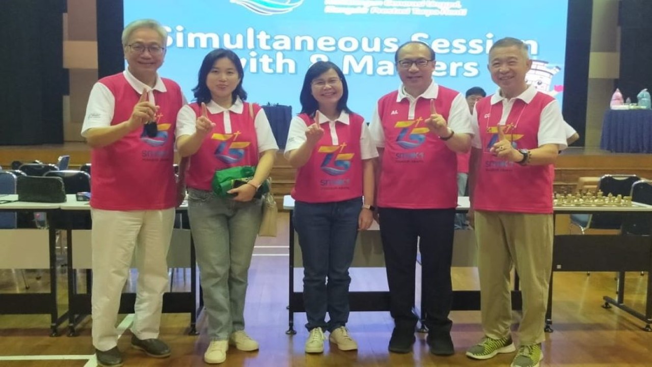 Ketua Umum Yayasan BPK Penabur Adri Lazuardi (kedua kanan), Kepala Sekolah SMAK1 BPK Penabur Jakarta Lie Fong Fong (tengah) bersama pengurus dan alumni yang juga Pembina PB Percasi Eka Putra Wirya (kiri)