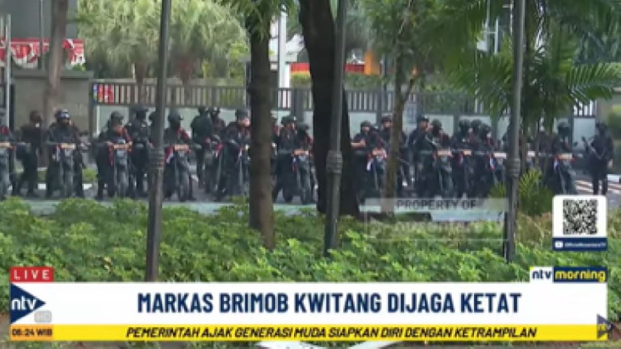 Aparat keamanan bersiaga di depan markas Brimob Kwitang, Jakarta Pusat