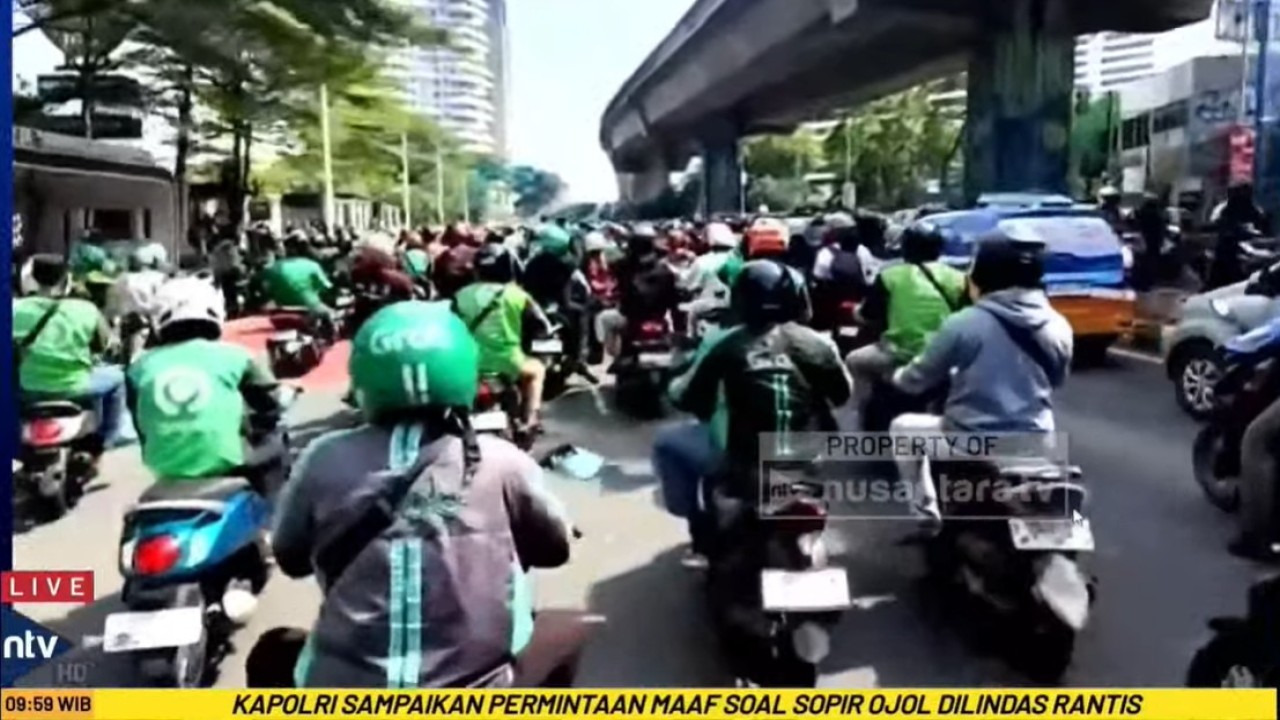 Iring-iringan pengemudi ojol mengantarkan jenazah Affan Kurniawan ke TPU Karet Bivak di Jakarta, Jumat (29/8/2025).