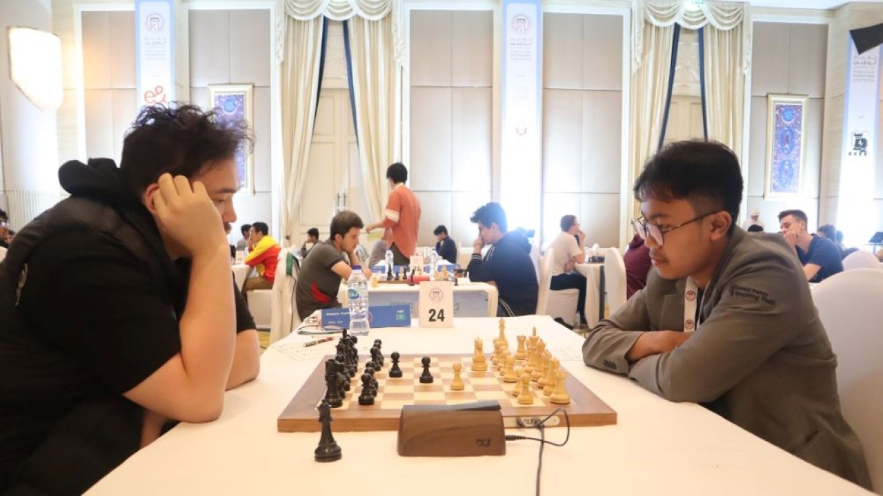IM Aditya Bagus Arfan (kanan) vs CM Kushagra Jain (India) pada babak ketiga 31st Abu Dhabi International Chess Festival/Foto: Kristianus Liem