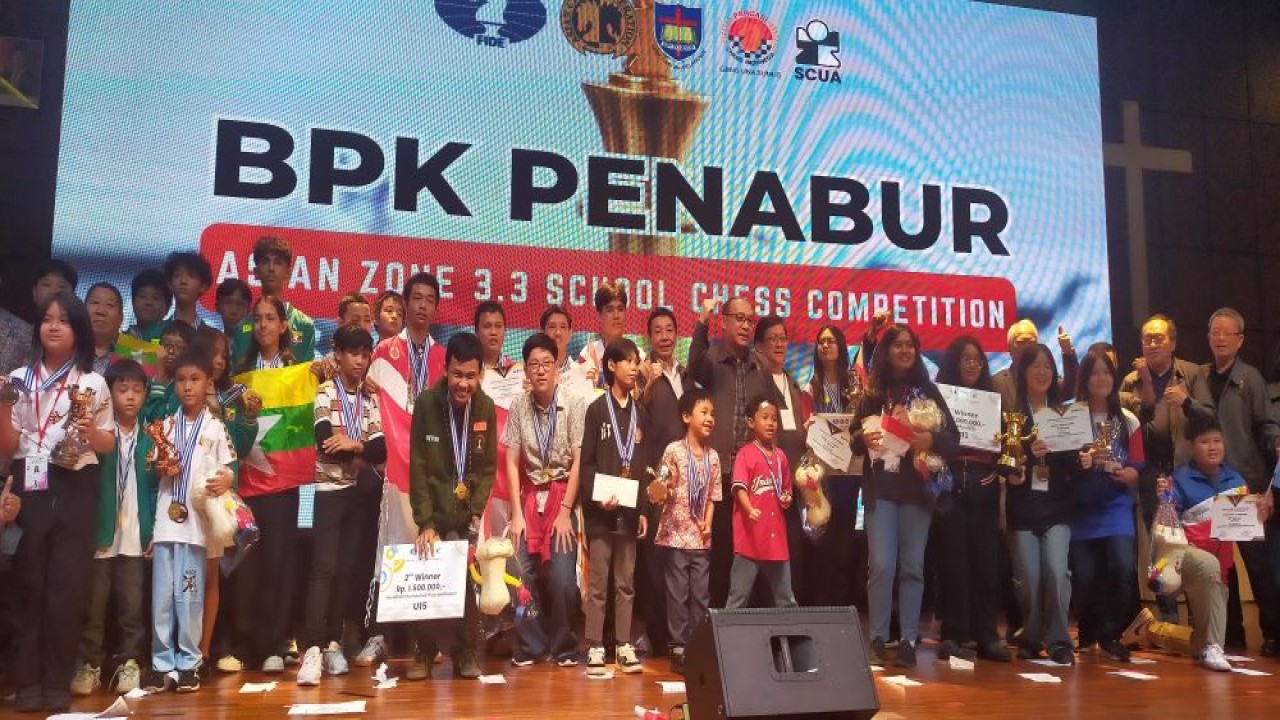 Sekjen PB Percasi Hendri Hendratno, Ketua Umum Yayasan BPK Penabur dan jajaran Panitia Penyelenggara berfoto bersama dengan para pemenang dari seluruh kategori BPK Penabur Asian Zone 3.3 Chess Competition 2025
