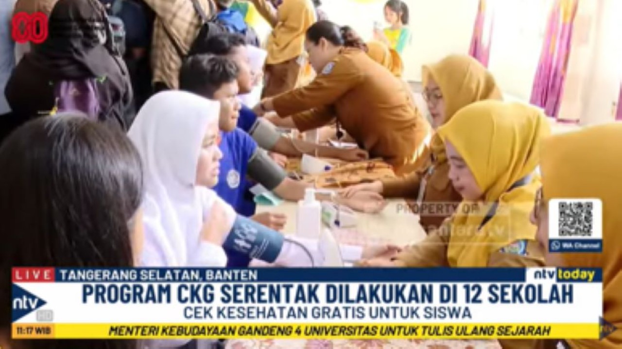 Para siswa SMA Negeri 6 Tangerang Selatan mengikuti program cek kesehatan gratis dari Pemerintah