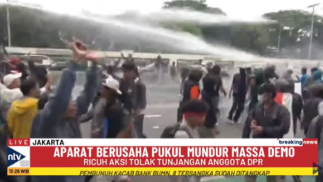 Aparat keamanan menembakan water canon untuk memukul mundur massa pengunjuk rasa tolak kenaikan gaji dan tunjangan anggota DPR RI