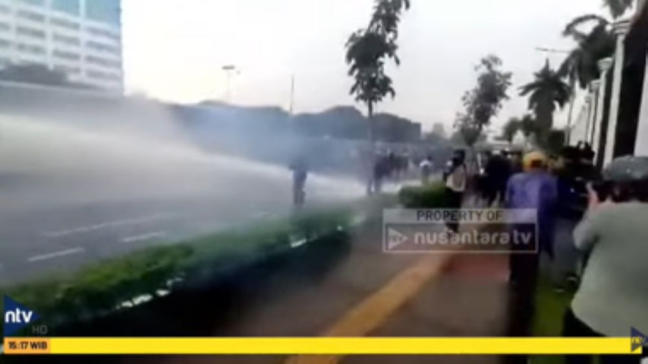 Polisi semprotkan water cannon ke arah massa mahasiswa yang berunjuk rasa di depan Gedung DPR RI