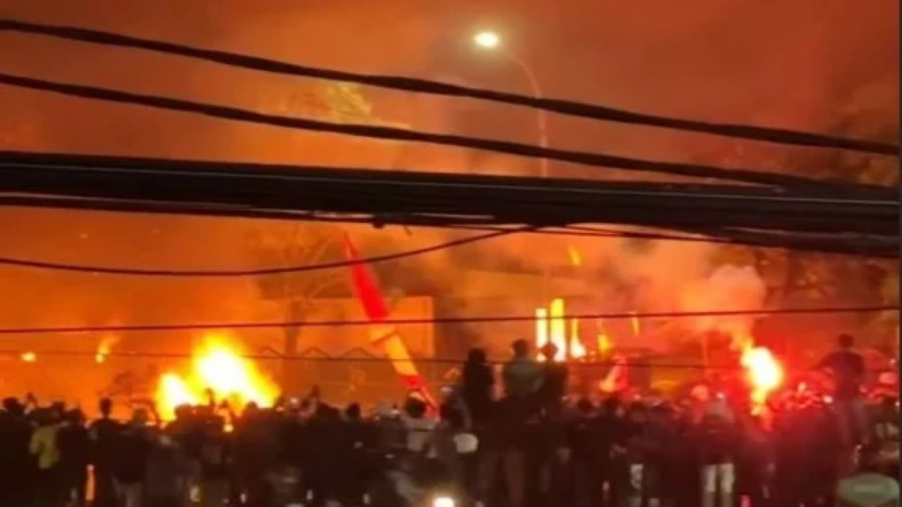 Demo di Gedung DPRD  Makassar ricuh sejumlah kendaraan terbakar/ist