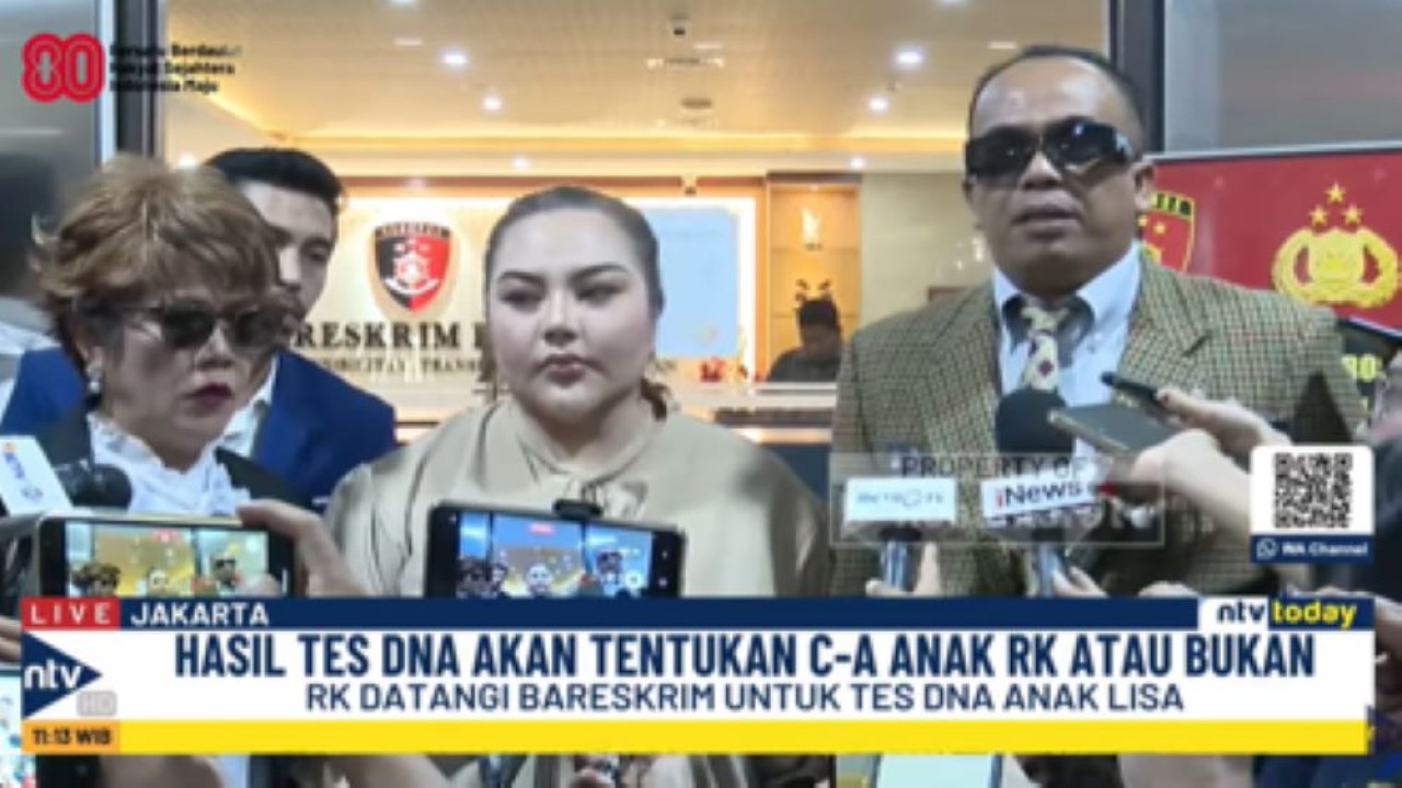 Selebgram Lisa Mariana memberikan keterangan pers usai menjalani tes DNA terkait dugaan skandal dengan Ridwan Kamil