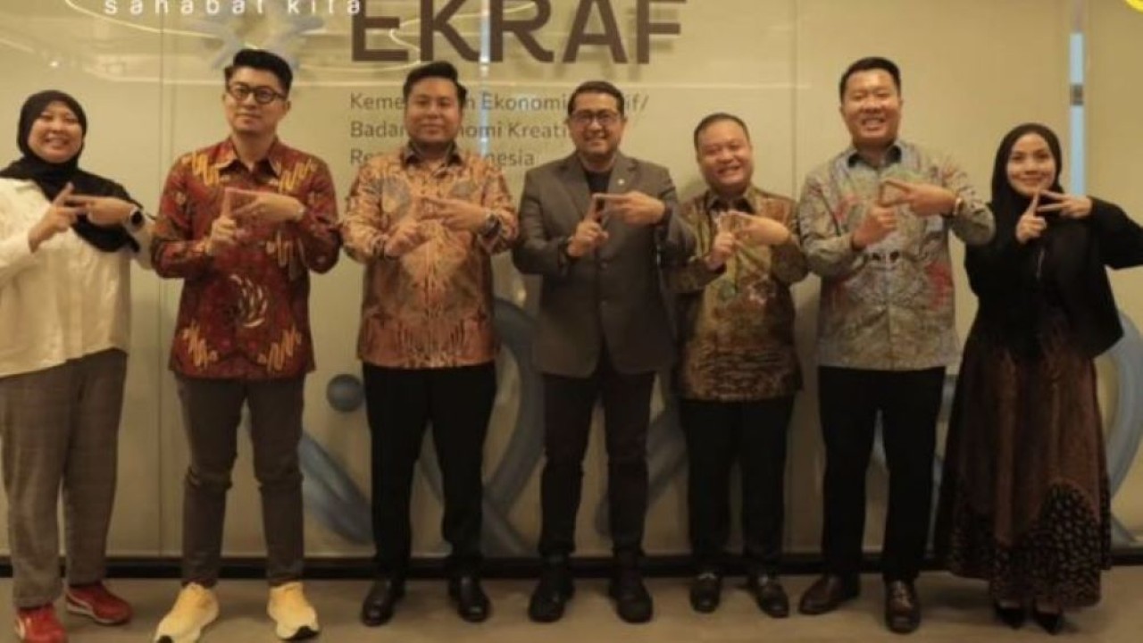 Menteri Ekonomi Kreatif, Teuku Riefky Harsya (tengah) bersama Direktur Nusantara TV Randy Tampuolon (kedua kanan), Dimpos Tampubolon (ketiga kanan), Tommy William Tampubolon (ketiga kiri) dan Pimpinan Redaksi Nusantara TV Abraham Silaban (kedua kiri) berfoto bersama usai audiensi.