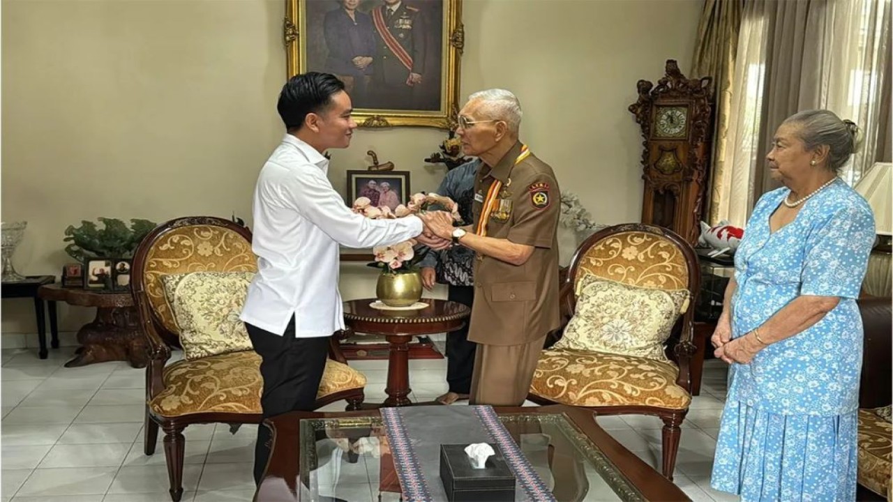 Wakil Presiden RI Gibran Rakabuming Raka (kiri) bersilaturahmi ke kediaman Wapres ke-6 Republik Indonesia, Jenderal (Purn) Try Sutrisno, di Jakarta, Rabu (13/8/2025). (ANTARA/HO-BPMI Setwapres)