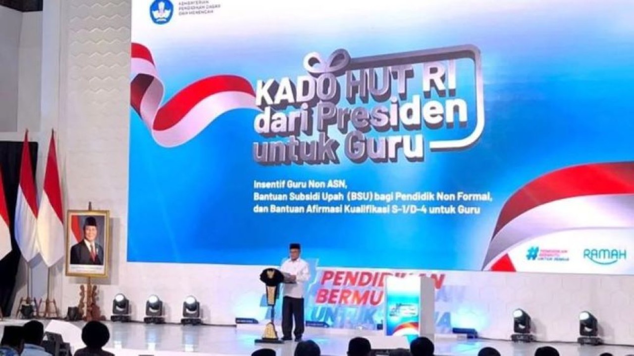 Menteri Pendidikan Dasar dan Menengah (Mendikdasmen) Abdul Mu'ti menyampaikan pesan dalam kegiatan bertajuk Kado HUT RI dari Presiden untuk Guru di Gedung A Kemendikdasmen, Jakarta pada Rabu 6 Agustus 2025. ANTARA/Hana Kinarina (Antara)