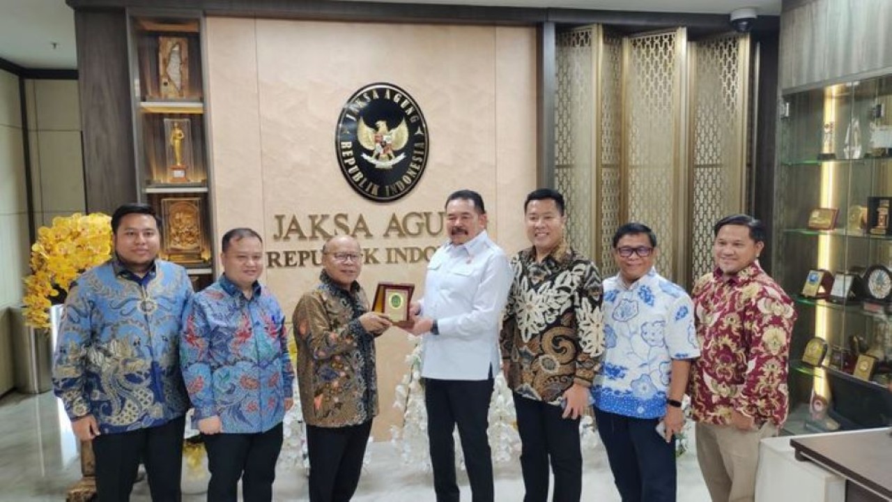 Jaksa Agung ST Burhanuddin (tengah) bersama Presiden Direktur Nusantara TV, Don Bosco Selamun (ketiga kiri), Direktur Nusantara TV Randy Tampubolon (ketiga kanan), Direksi Dimpos Tampubolon (kedua kiri), Tommy William Tampuolon (kiri), Direktur Sales Dede Apriadi (kedua kanan) dan Pemimpin Redaksi Ntvnews.id Ismoko Widjaya (kanan)