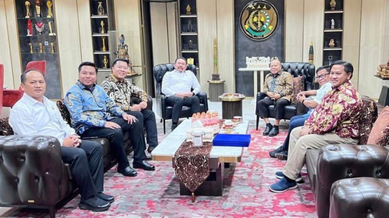 Jaksa Agung ST Burhanuddin didampingi Kapuspenkum Anang Supriatna dan Asisten Khusus Jaksa Agung menerima audiensi Direksi Nusantara TV